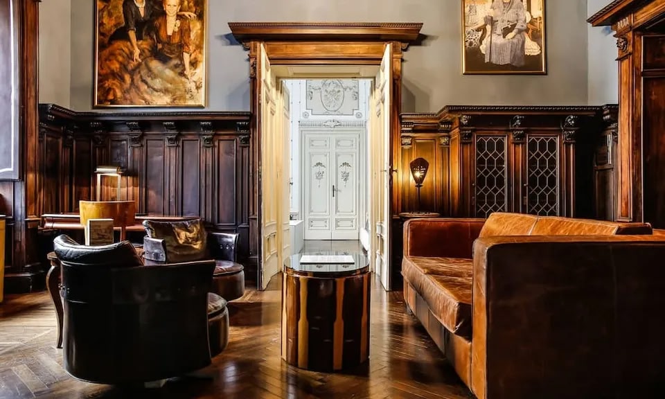 Zona de estar de Villa Laetitia decorada con muebles tradicionales de madera.