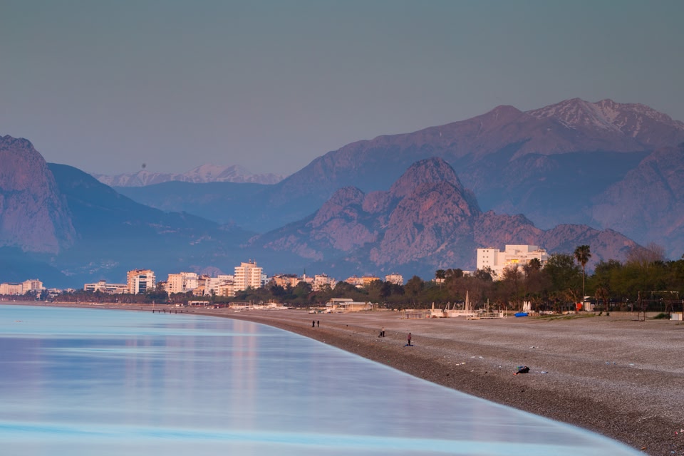 Η παραλία της Αττάλειας το σούρουπο - φθηνές διακοπές στην Τουρκία