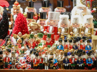 Décorations casse-noisette sur un étal de marché
