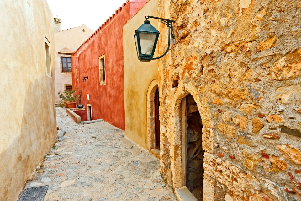 Τα γραφικά στενά της Μονεμβασιάς, ενός απ' τα ομορφότερα χωριά της Ελλάδας