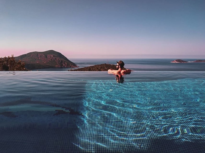 Viajero en una piscina infinita