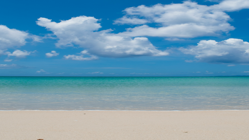 Vista mozzafiato sulla spiaggia di Yonaha Maehama in una giornata di sole.