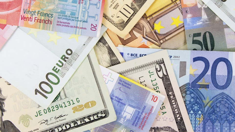 un mélange de billets en euros superposés les uns sur les autres