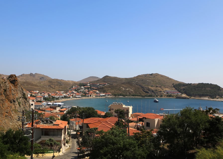 Πανοραμική θέα στο λιμάνι και τις κόκκινες σκεπές της Μύρινας στη Λήμνο