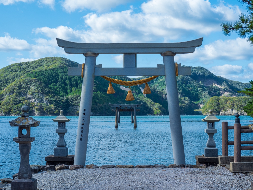 長崎県 海中にそびえ立つ和多都美神社の鳥居