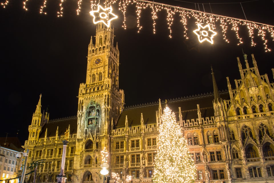 Άποψη της πλατείας Marienplatz φωτισμένης τα Χριστούγεννα - 15 προτάσεις κι αξιοθέατα που δεν πρέπει να χάσετε στο Μόναχο