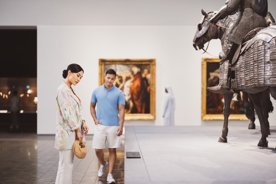 Couple hétérosexuel explorant le Louvre, Abu Dhabi.