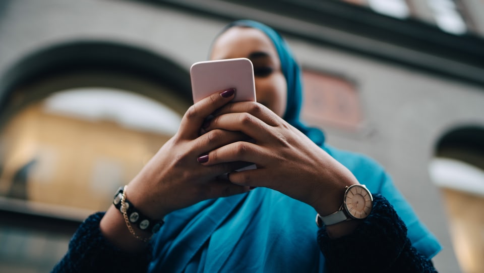 una persona che controlla il proprio smartphone