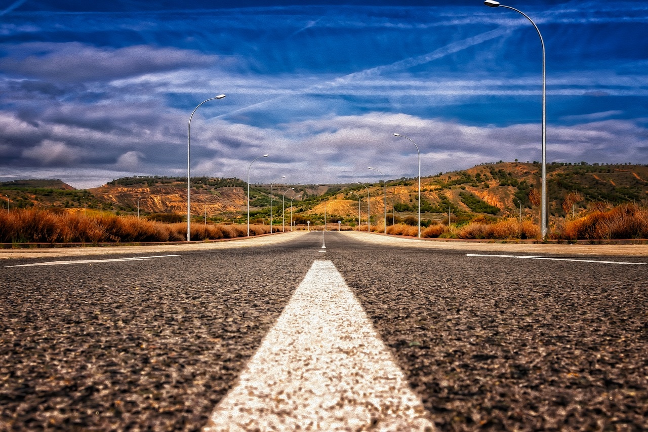 Asfalto y paisaje de secano en España. Ruta de la Vía de la Plata
