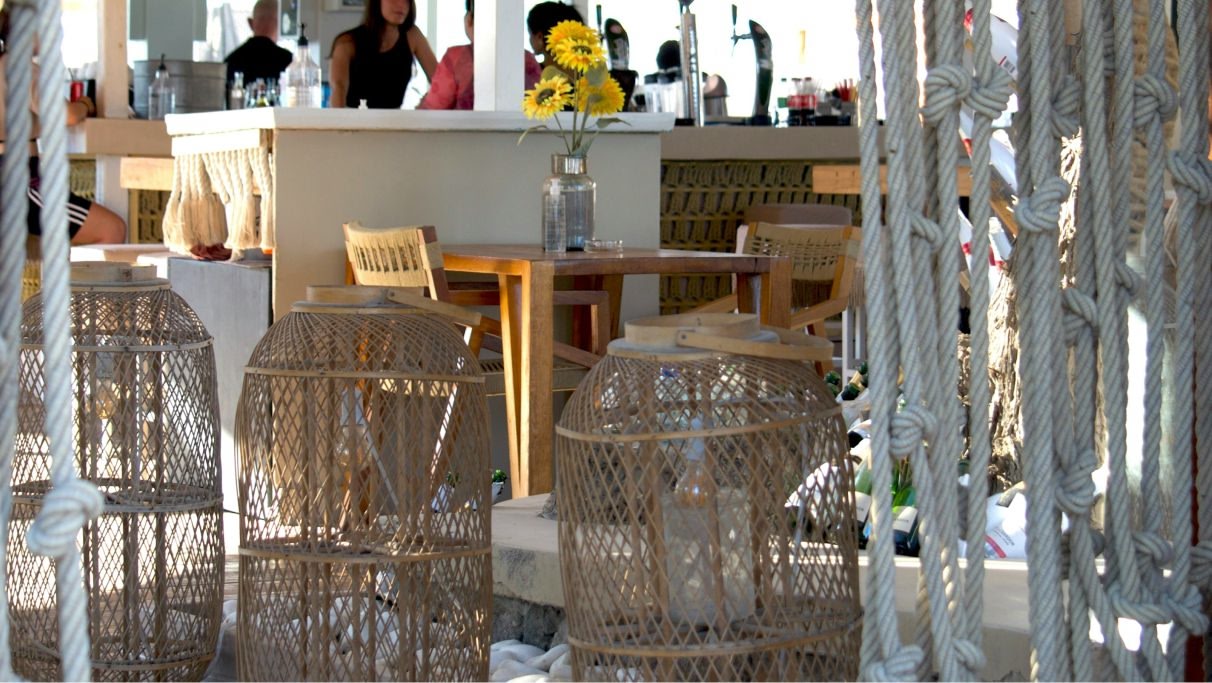 immagine di un ristorante in grecia con delle persone che pranzano di giorno 