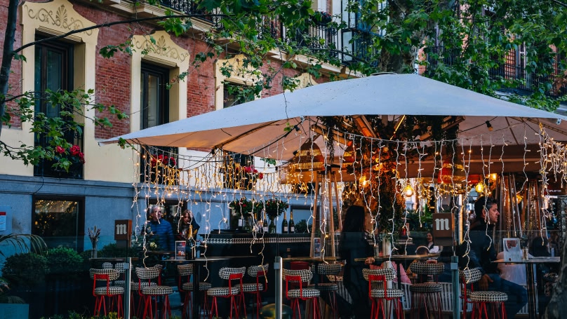 un ristorante all'aperto decorata da lucine natalizie