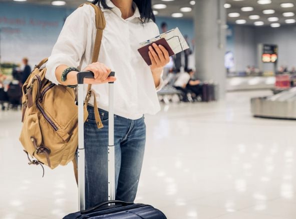Person am Flughafen in Irland