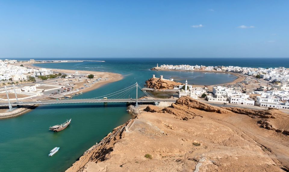 Un pont traverse la mer d'Oman, reliant les deux parties de la ville de Sur.