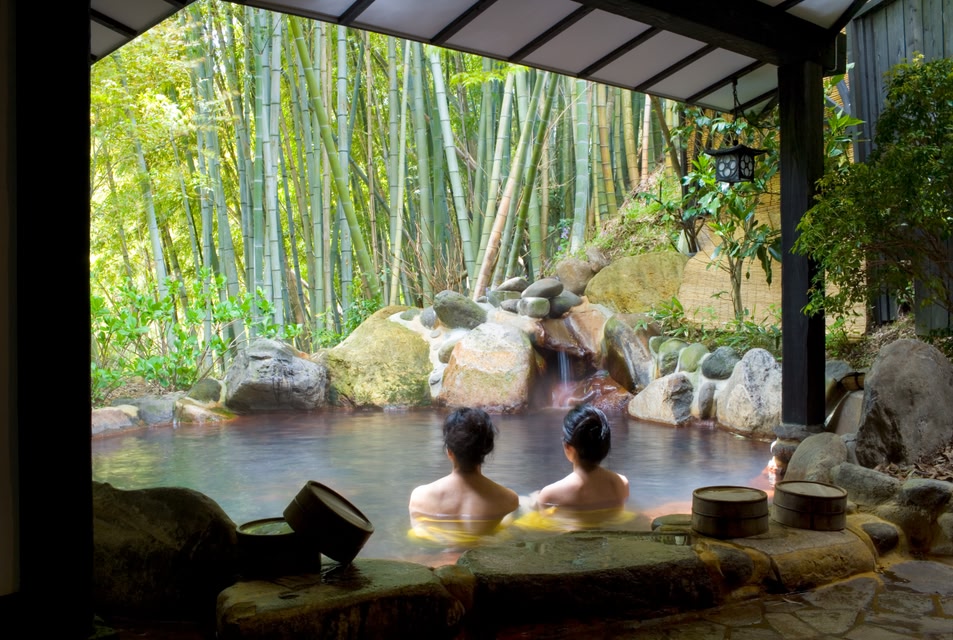 Γυναίκες κάνουν μπάνιο στις θερμές πηγές onsen στην Ιαπωνία