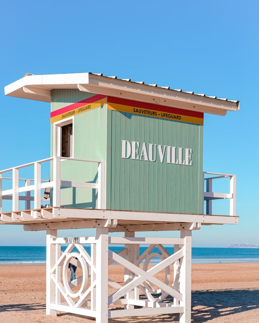 Ein Rettungsschwimmerwachturm in Deauville