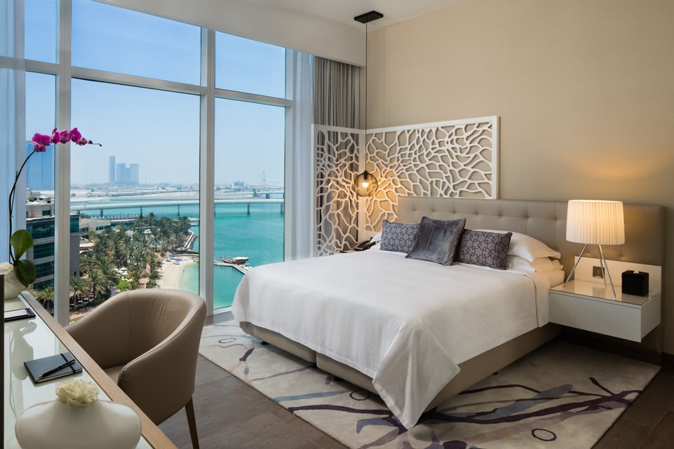 Beach Rotana Abu Dhabi'de deniz manzaralı oda