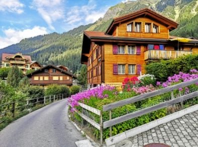 baite in legno svizzere circondate da fiori colorati