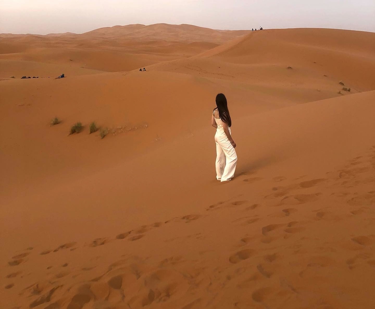 Desierto marroquí con mujer posando