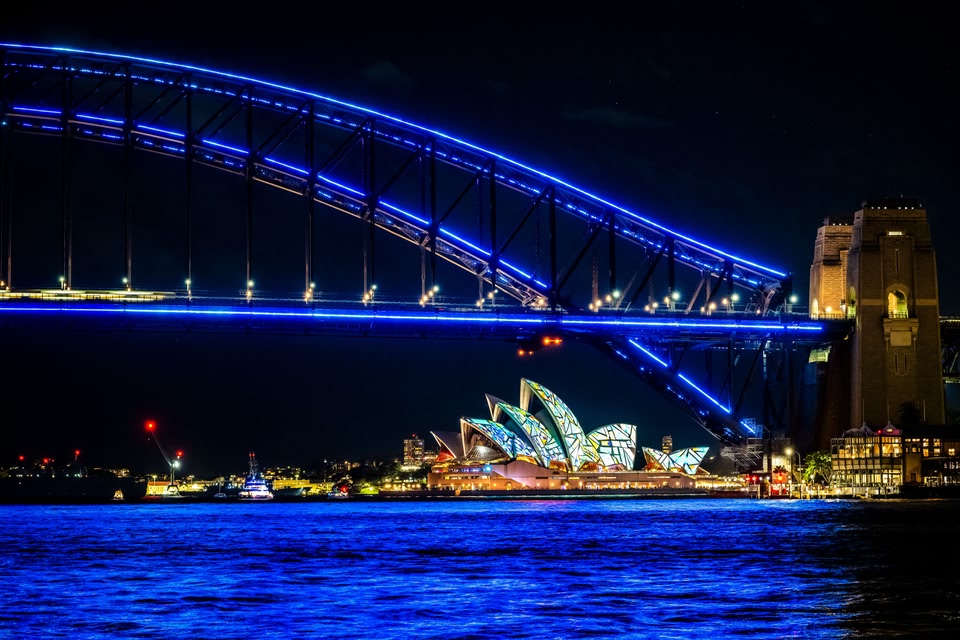 プロジェクションマッピングでライトアップされたシドニーオペラハウスの遠景