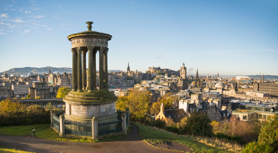 Das Dugald Stewart Monument auf dem Calton Hill in Edinburgh, Schottland