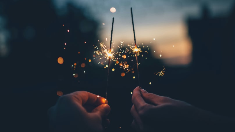 due persone che tengono delle fiaccole