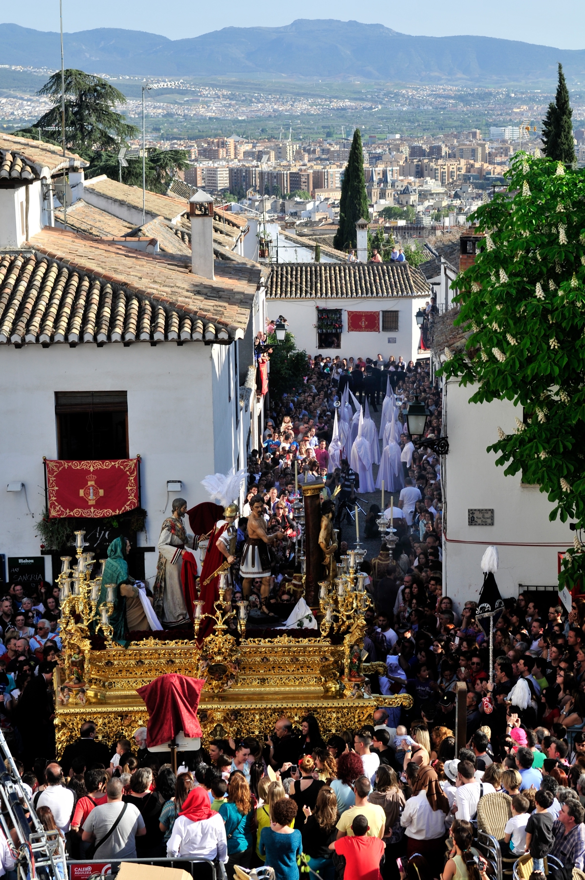 Vistas de la plaza de San Miguel Bajo en el Albaycín a la salida del Cristo del Perdón © Bisual Studio