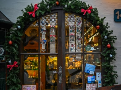 porte vitrée avec des décorations de Noël autour