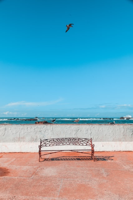 un banc devant la plage à Essaouira