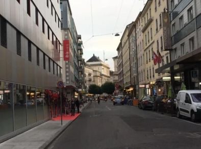 una vista laterale dell'esterno dell'Ibis Geneve Centre Lac