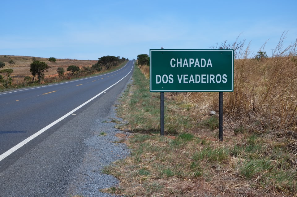 Placa escrito "Chapada dos Veadeiros"
