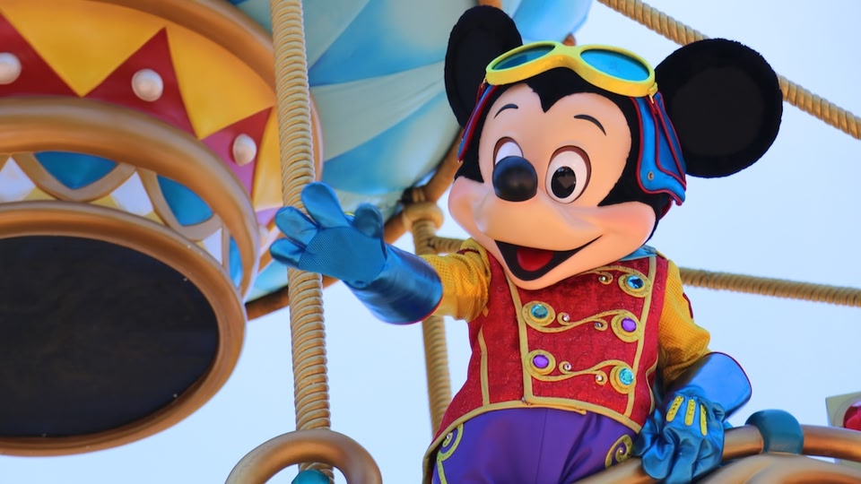 Mickey Mouse staat voor attractie en zwaait naar kinderen