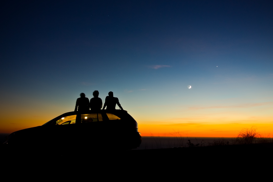Τρεις φίλοι χαζεύουν το ηλιοβασίλεμα
