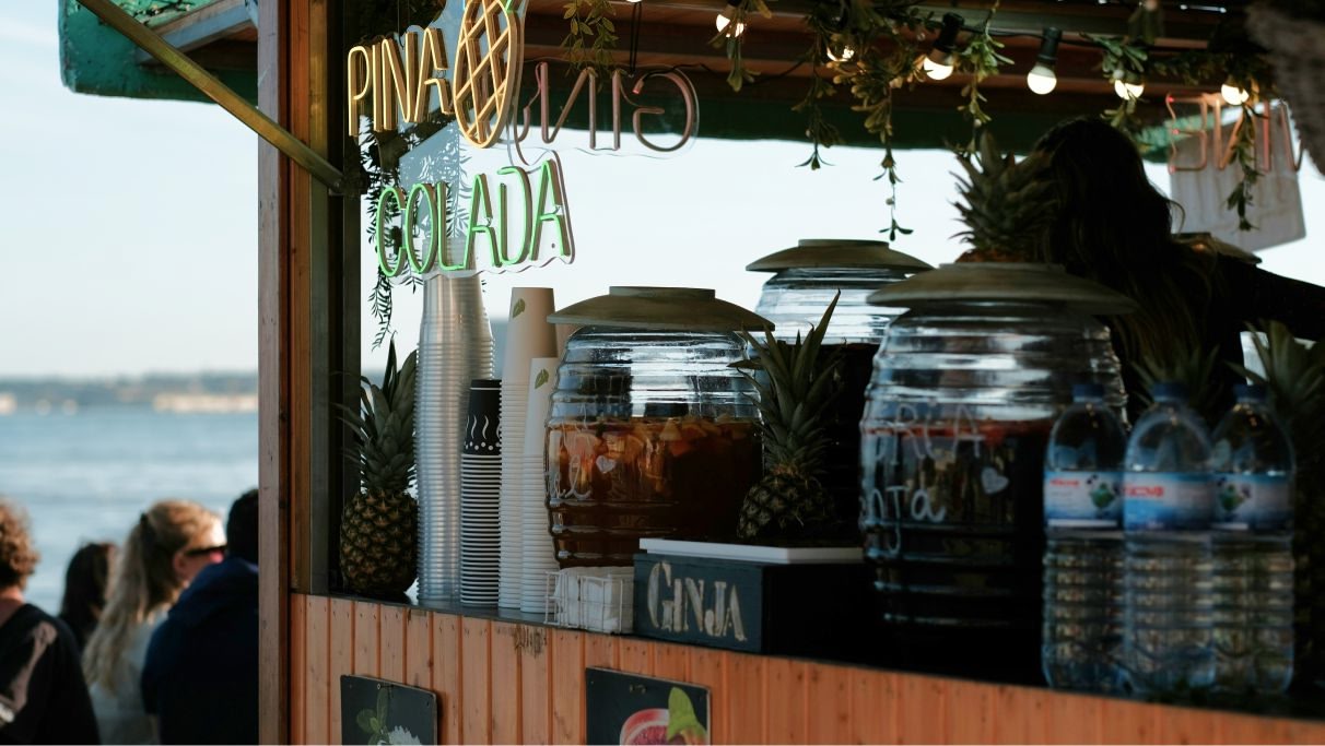 Une photo en gros plan d'un bar de plage de Lisbonne