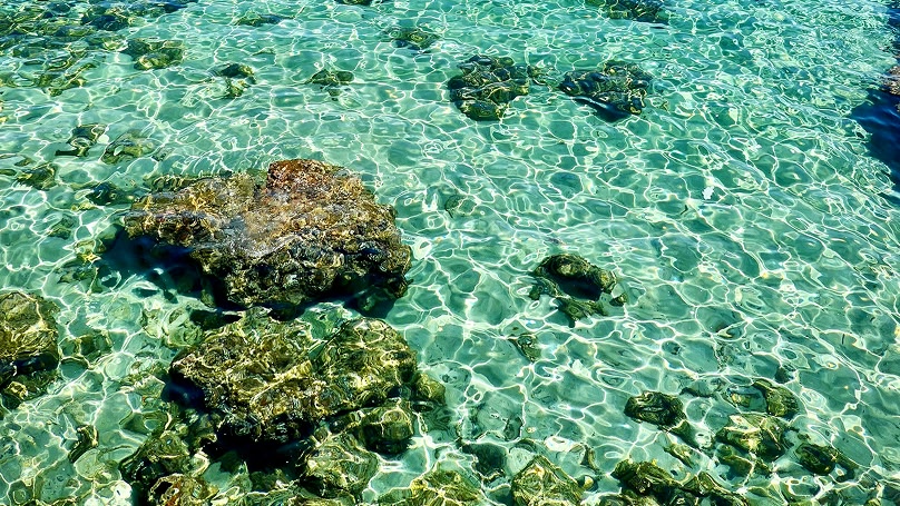 Acqua limpida e rocce.