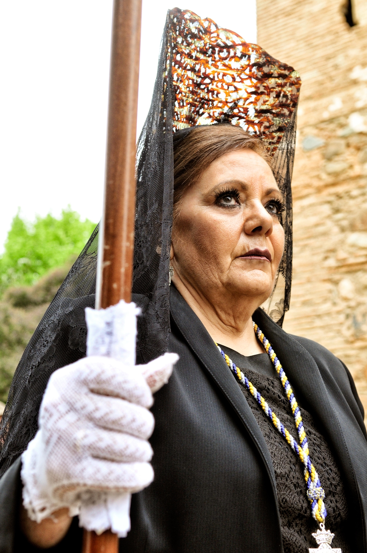 Una madrina con peineta y mantilla, el traje típico en Semana Santa © Bisual Studio