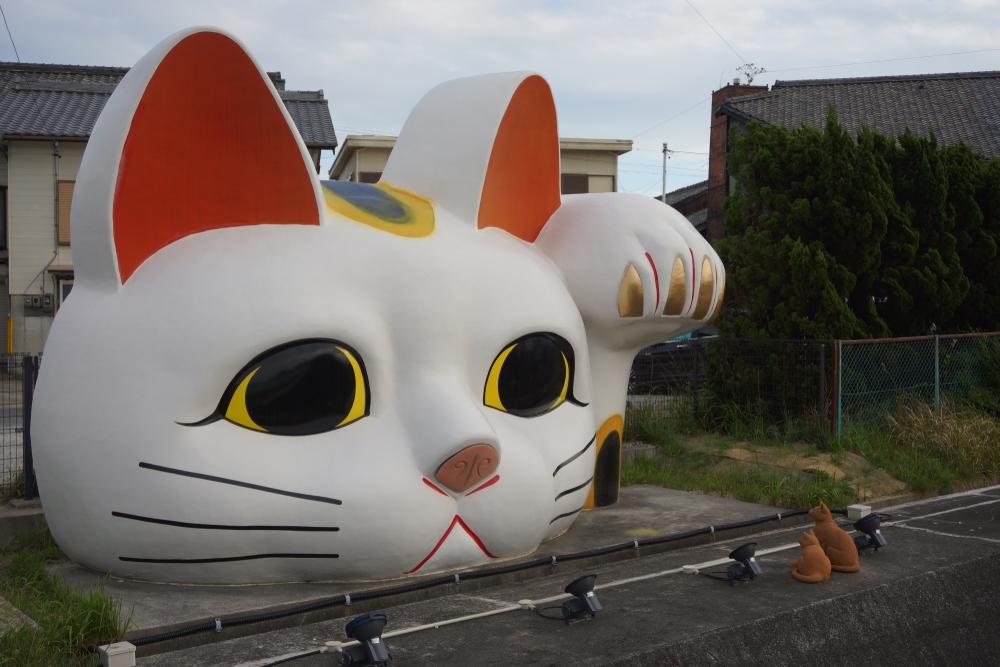 愛知県 とこなめ招き猫通りに鎮座する巨大招き猫