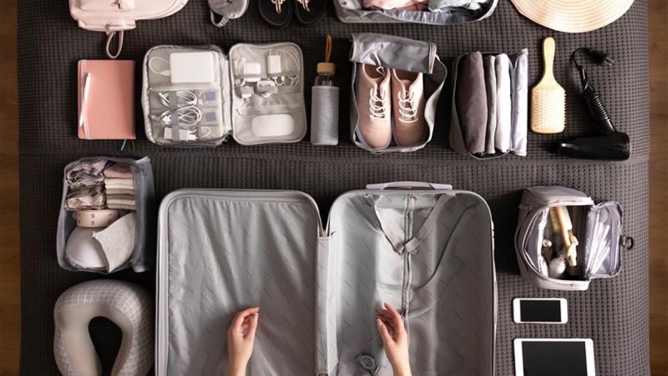 Gros plan d'une personne faisant sa valise. or Image en gros plan d'une personne faisant sa valise