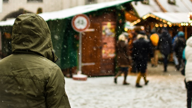 een persoon op de Duitse kerstmarkten