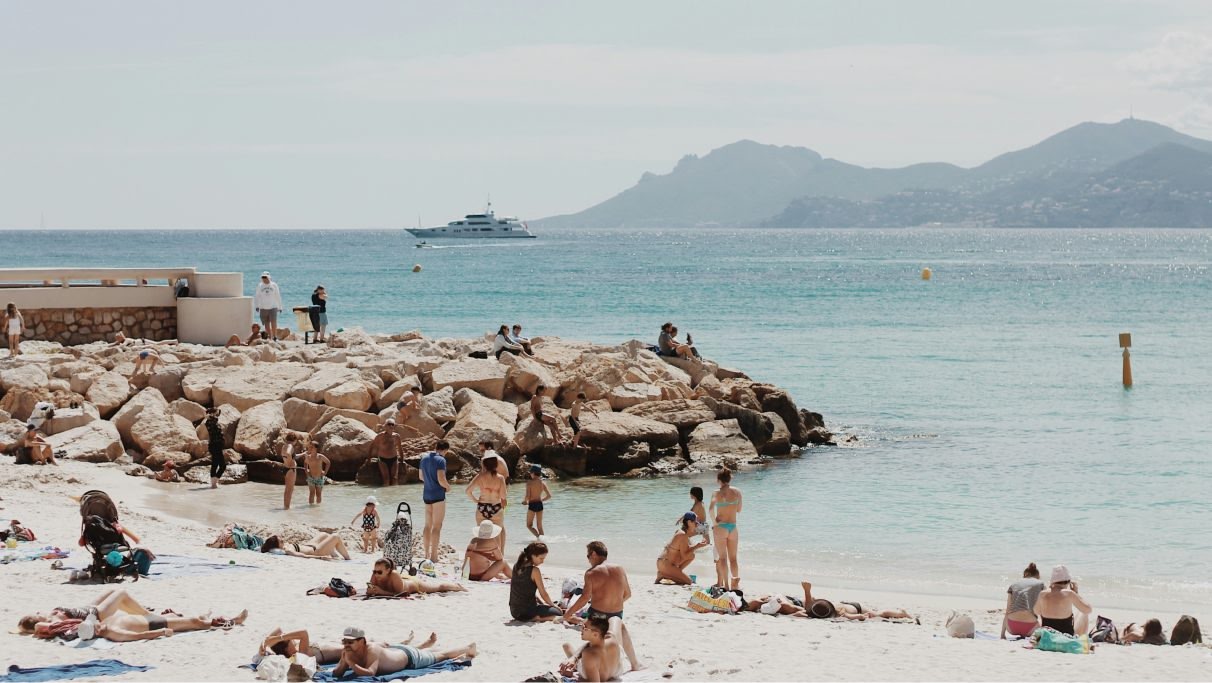 Familias y grupos de amigos en la playa en Francia.
