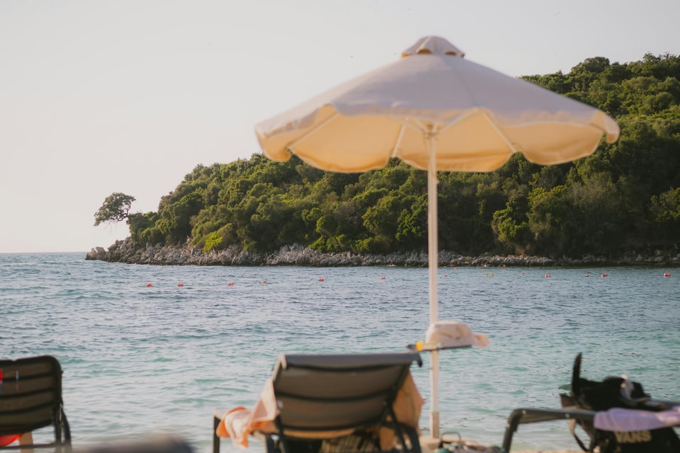vista sul mare blu di Ksamil, in Albania