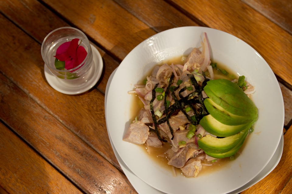 Cebiche con palta en el restaurante Aka Pez de Los Órganos.