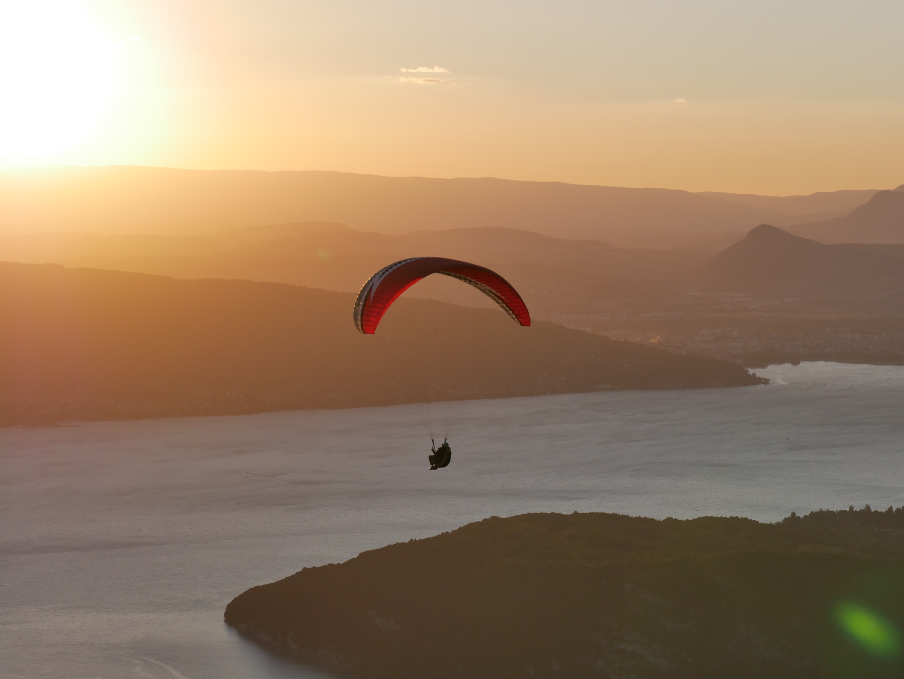 Une session de parapente au-dessus du lac d'Annecy.