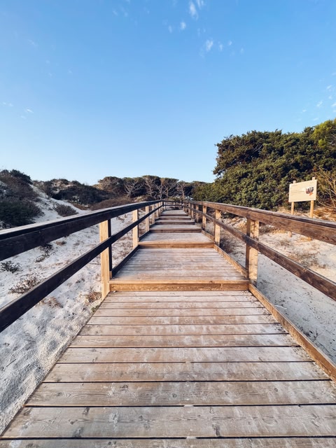 une plage et sa promenade à Alghero