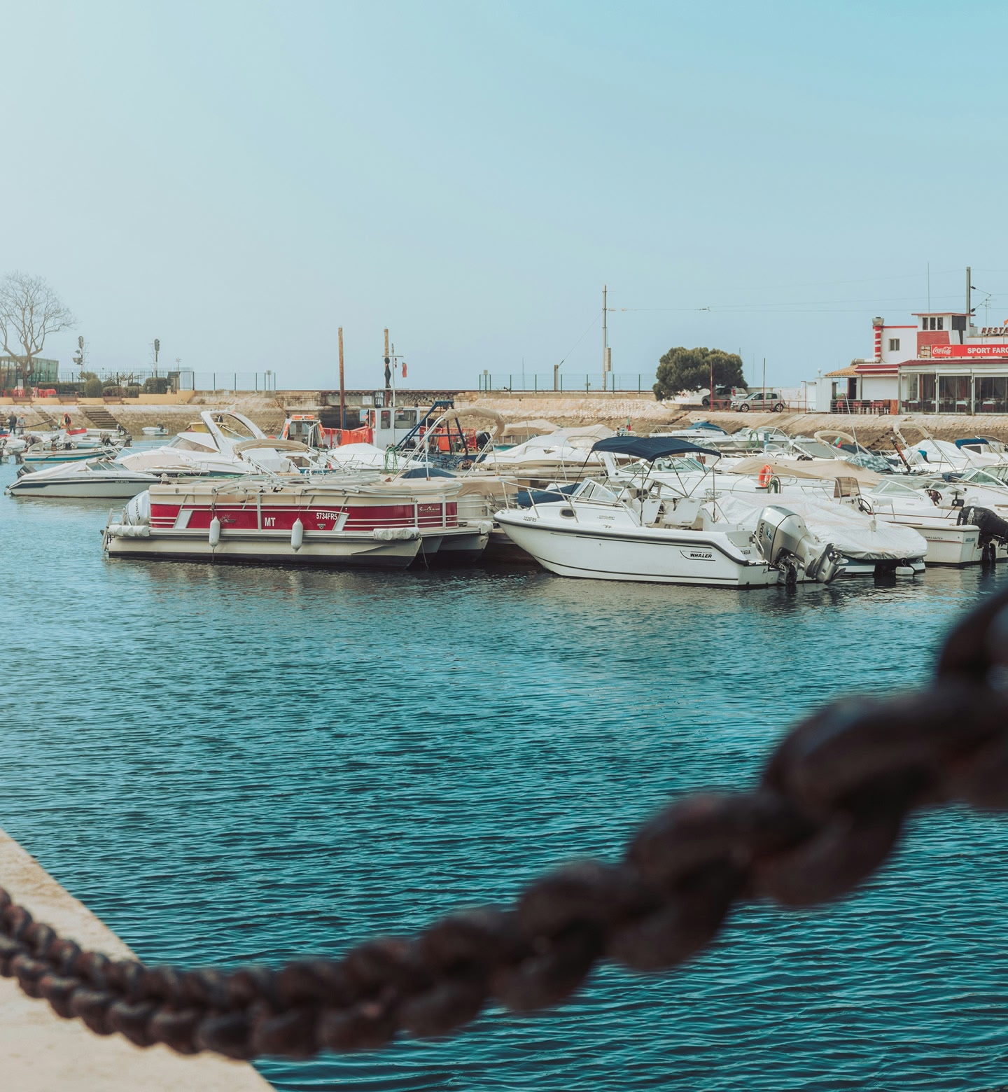Motorboten en jachten in een rustige jachthaven in Faro.