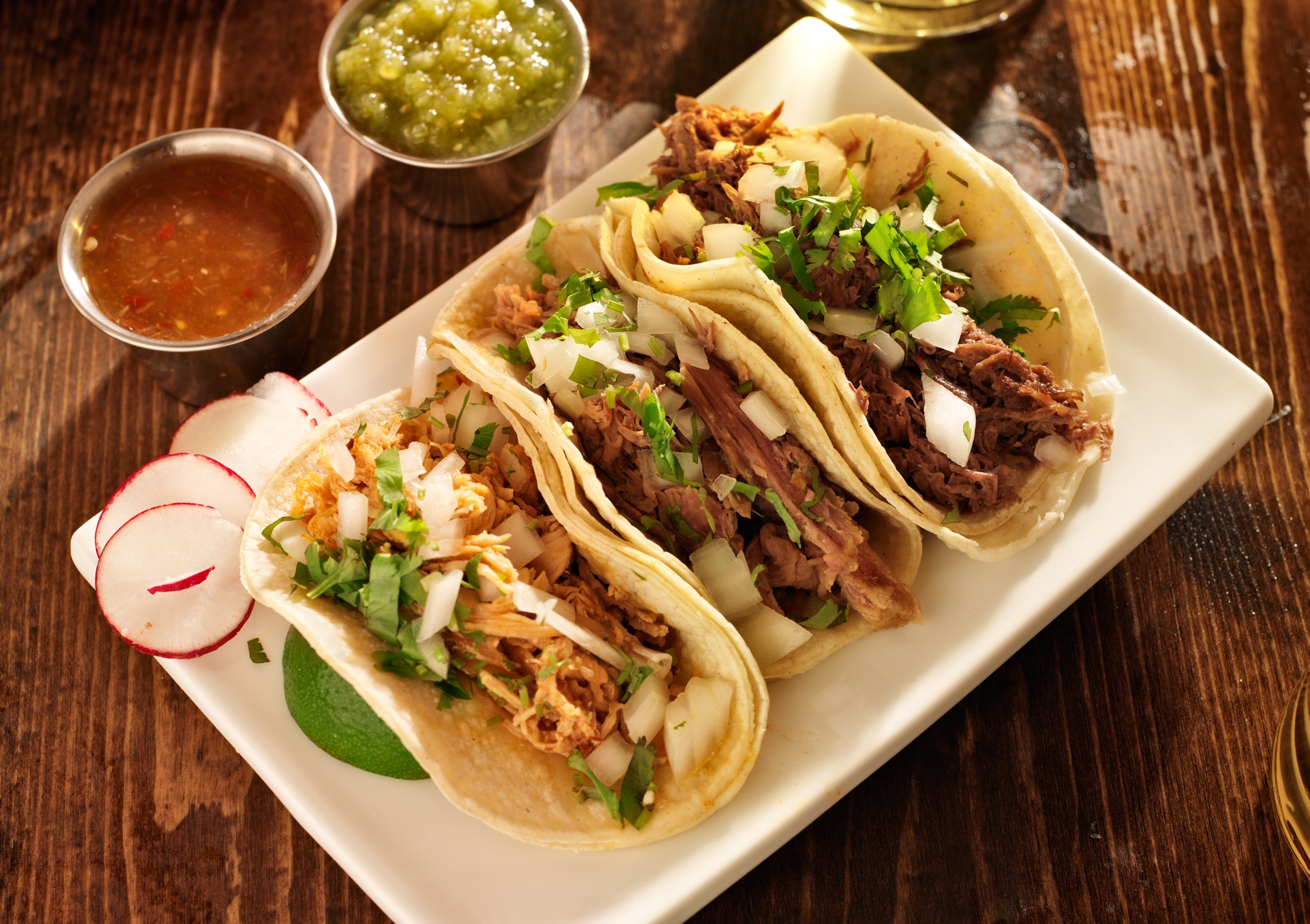 Prato com três tacos de carne, um dos pratos mais conhecidos da cozinha mexicana.