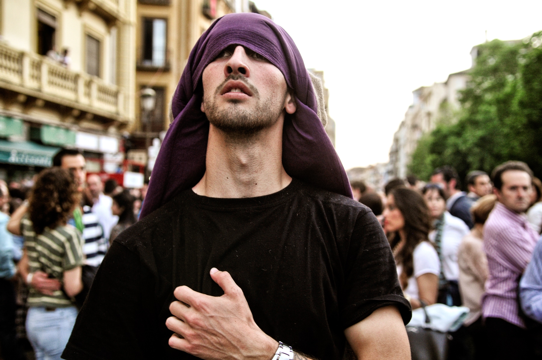 Un costalero admira el paso de su procesión © Bisual Studio