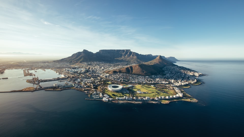 Luchtfoto van Kaapstad. Uitzicht op de stad Kaapstad met de Tafelberg, de haven van Kaapstad, Lion's Head en Devil's Peak.