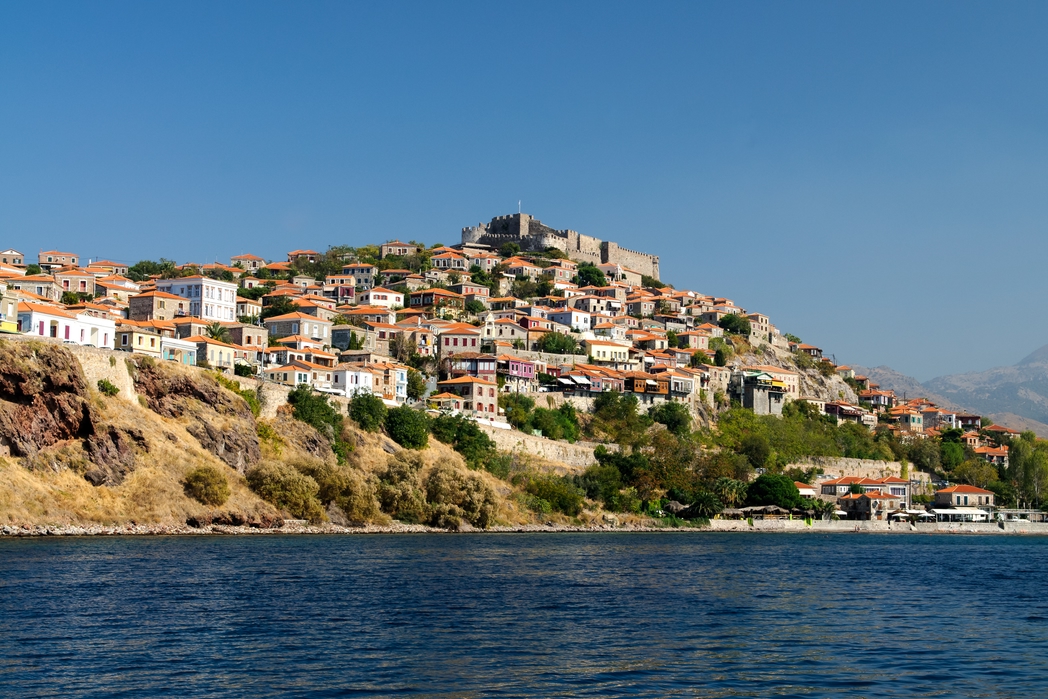Ο Μόλυβος με το κάστρο του είναι ένα απ' τα ελληνικά χωριά που ξεχωρίζουν. Φωτογραφία τραβηγμένη από τη θάλασσα