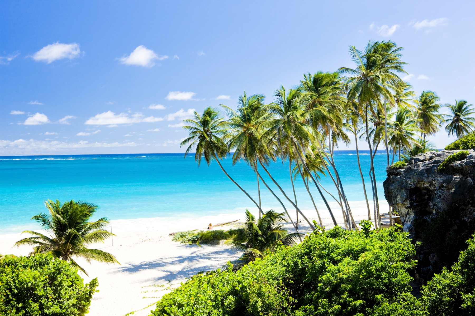 Essa praia de águas azuis em Barbados pode ser o destino do seu anywhere office no Caribe.