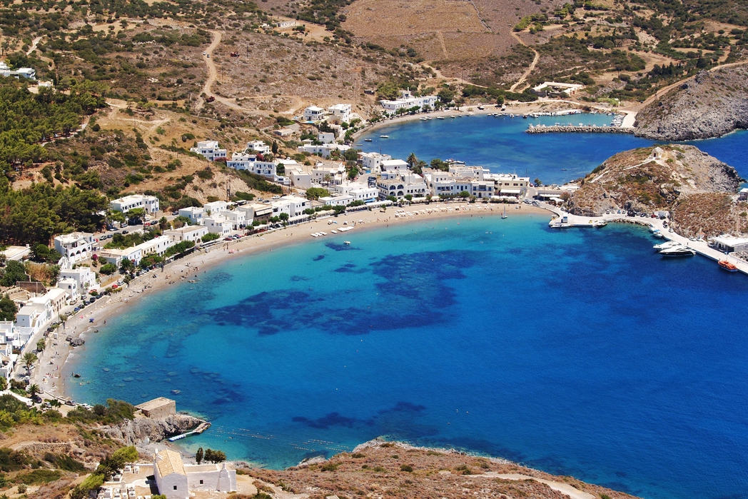 H παραλία στο Καψάλι από ψηλά, Κύθηρα - ένα απ' τα ελληνικά νησιά με αεροδρόμιο
